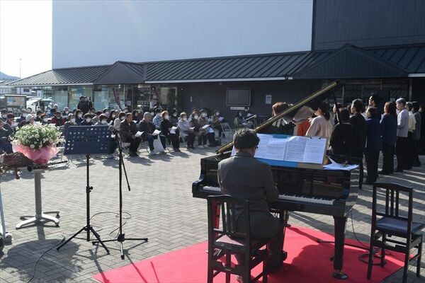 ストリートピアノの演奏や、地元愛好家の合唱団による歌が披露された会場