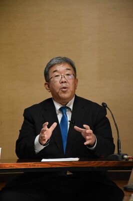 真岡市長選への立候補を表明する中村市議＝７日午後、真岡市大谷本町