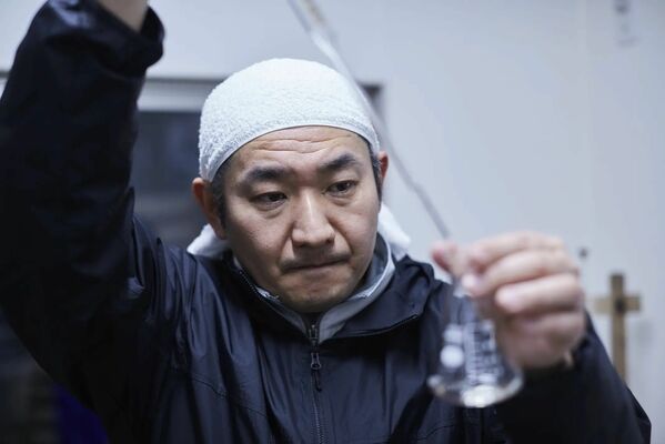 「大那」を醸す阿久津社長（提供写真）