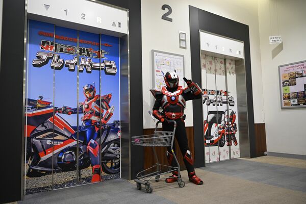 ラッピングされたエレベーターの前でポーズ
を決めるブレイバーン