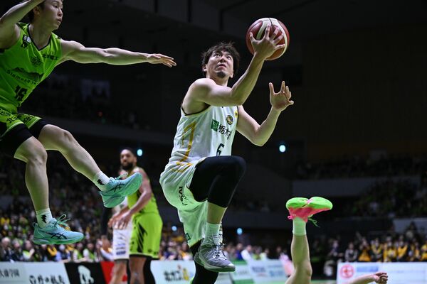 第３クオーター５分、ブレックスの比江島がシュートを決める＝北海きたえーる