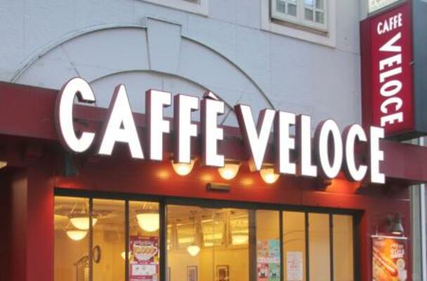 　「カフェ・ベローチェ」の看板＝１０日午後、東京都内