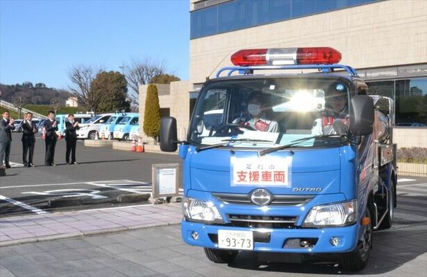 石川県に向けて出発する給水車と職員