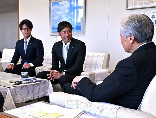 開幕を控え、福田知事（右）に意気込みを語る栃木ＧＢの寺内監督（中央）と小倉＝県庁