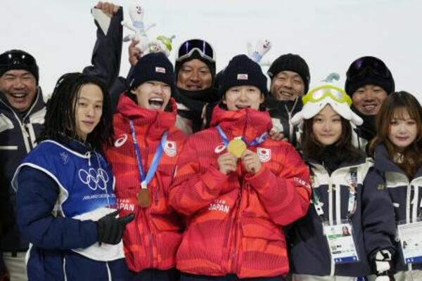 スノーボード男子ハーフパイプを終え、笑顔で集合写真に納まる(前列中央から左へ)金メダルの戸塚優斗、銅メダルの山田琉聖、7位の平野歩夢=13日、リビーニョ(共同)