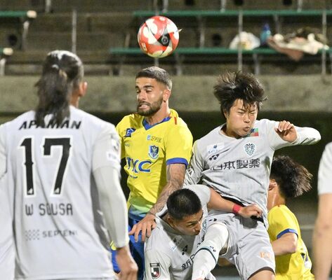 前半18分、栃木ＳＣのＤＦラファエル（中央）がゴール前で相手と競り合う＝県グリーンスタジアム、広瀬華撮影