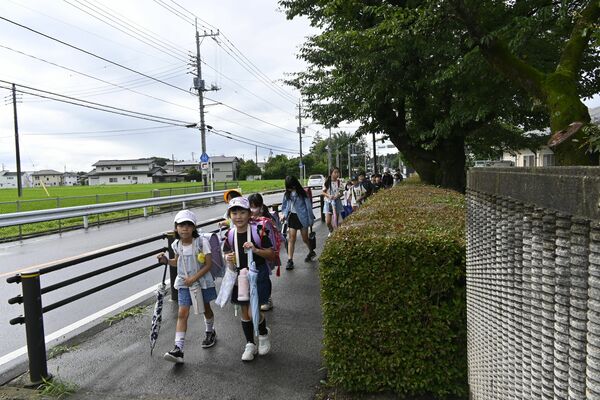 複数人でまとまって登校する児童ら