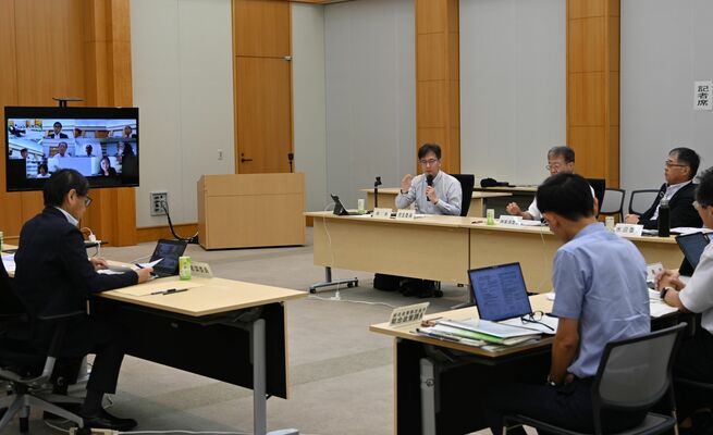 県による行政改革の推進状況が報告された会合＝24日午後、県庁
