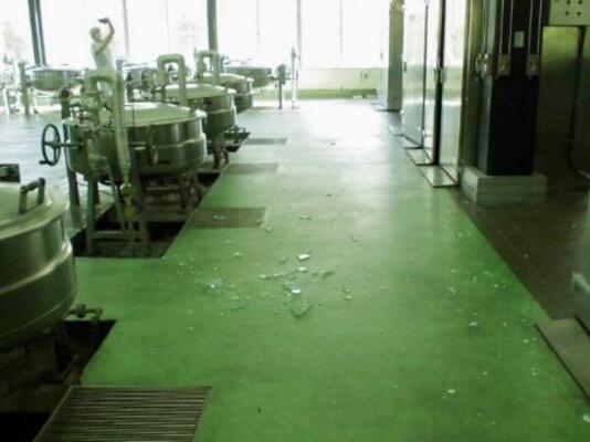 　地震でガラスが落ちた八戸市の給食センターの調理場＝２５日