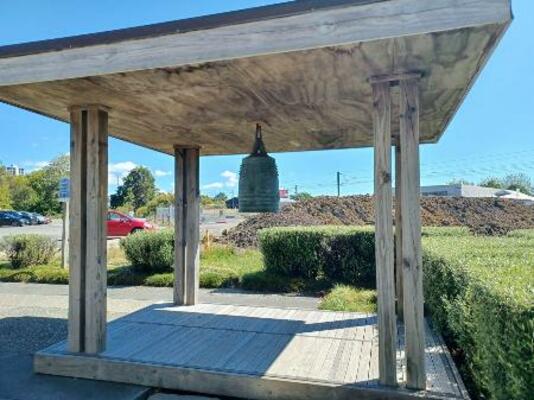 　ニュージーランド・オークランドに飾られていた「平和の鐘」＝２０２３年（同市提供・共同）