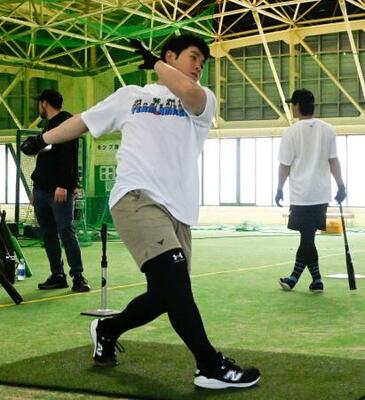 　打撃練習するソフトバンク・近藤＝鹿児島県天城町