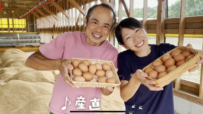 卵を手にして登場した薄羽さん夫妻のＣＭの一場面