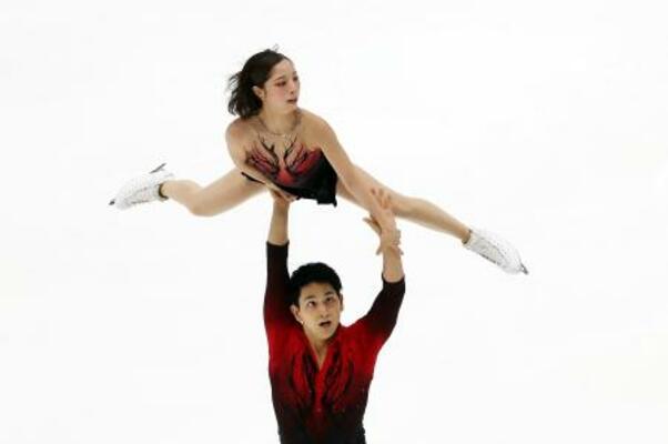 スケートアメリカ、ペアのショートプログラムで演技する三浦璃来、木原龍一組=14日、レークプラシッド(ゲッティ=共同)