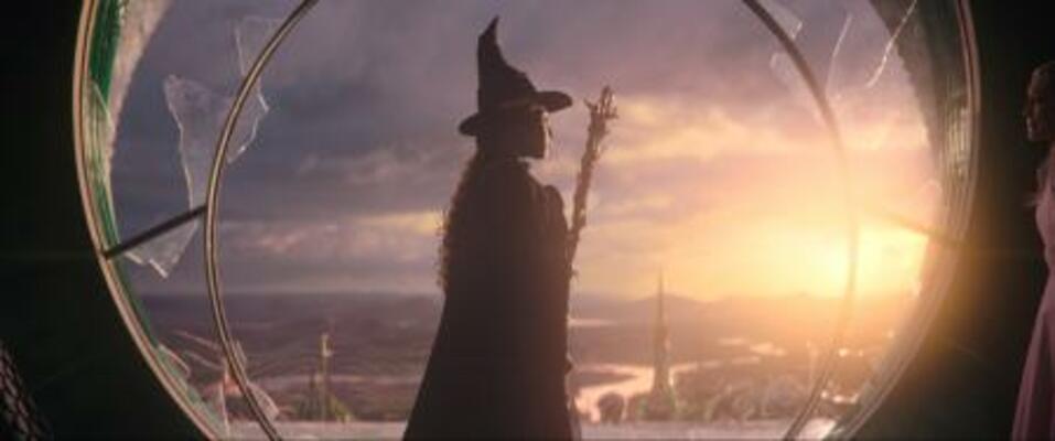 　「ウィキッド　ふたりの魔女」（ｃ）Ｕｎｉｖｅｒｓａｌ　Ｓｔｕｄｉｏｓ．　Ａｌｌ　Ｒｉｇｈｔｓ　Ｒｅｓｅｒｖｅｄ．全国公開中、配給元：東宝東和