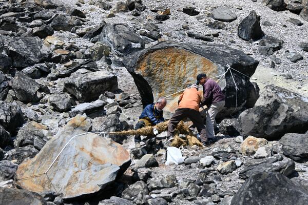 しめ縄の交換作業に取り組むメンバーら