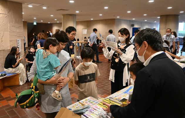 来場者でにぎわう協賛社のブース＝１日午前、県総合文化センター、高橋歩乃佳撮影