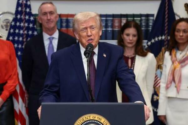 19日、処方薬の値下げについて発表するトランプ米大統領=ワシントン(ロイター=共同)