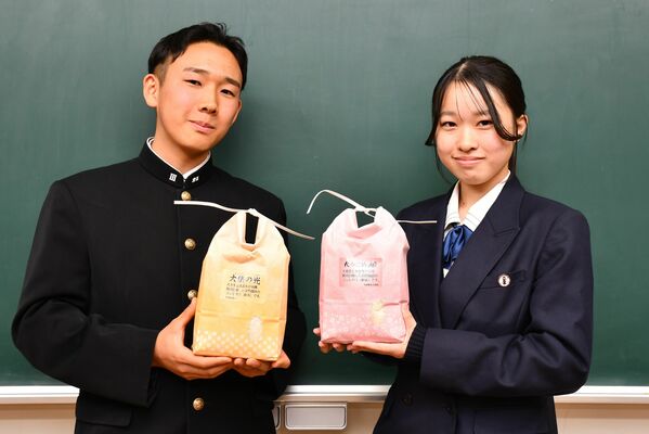 大田原高と大田原女子高の生徒がプロデュースした新米を持つ江口さん(左)と増子さん