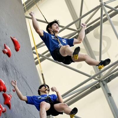 　男子スピードで優勝し、ガッツポーズする大政涼（上）＝佐賀県多久市