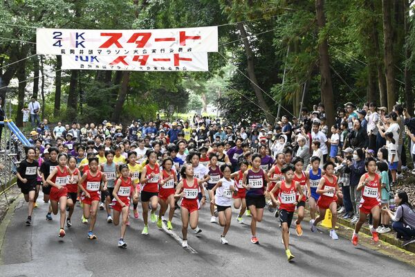 スタートする小学５、６年生の部の参加者