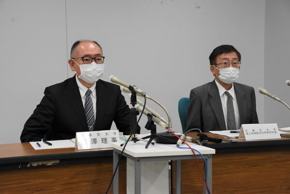 宇都宮大大学院教授らの懲戒処分を公表し、謝罪する宇大の吉澤理事（左）ら＝27日午後、県庁記者クラブ