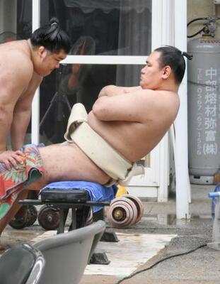 　筋力トレーニングをする豊昇龍＝名古屋市の立浪部屋宿舎