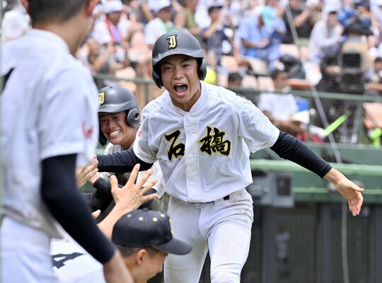 ６回、同点のホームを踏み、仲間とタッチして雄たけびを上げる石橋の若月＝エイジェック