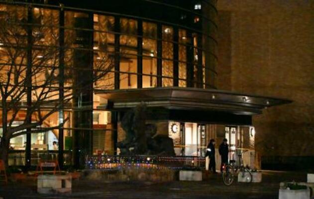　３人が刺される事件があった福岡市総合図書館＝１９日午後８時５０分、福岡市早良区