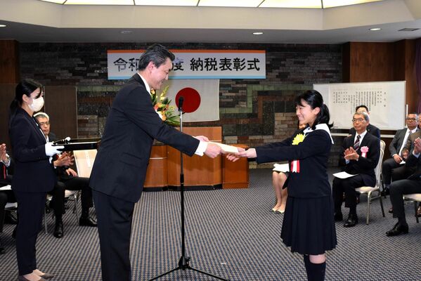 小山貴文宇都宮税務署長から表彰状を授与される小室さん