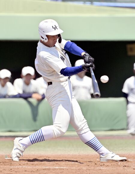 1回、宇工の田島が2点適時打を放つ=清原球場、広瀬華撮影