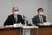 宇都宮大大学院教授らの懲戒処分を公表し、謝罪する宇大の吉澤理事（左）ら＝27日午後、県庁記者クラブ