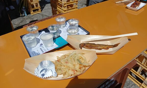 筆者が頼んだ有料試飲セットとアユの甘露煮など＝４月１１日、那須烏山市