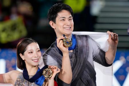 　３年ぶり２度目の優勝を果たしたペアの三浦璃来（左）、木原龍一組＝ＩＧアリーナ