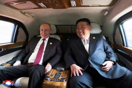 　３日、移動中の車内でロシアのプーチン大統領と談笑する金正恩朝鮮労働党総書記＝北京（朝鮮中央通信＝共同）