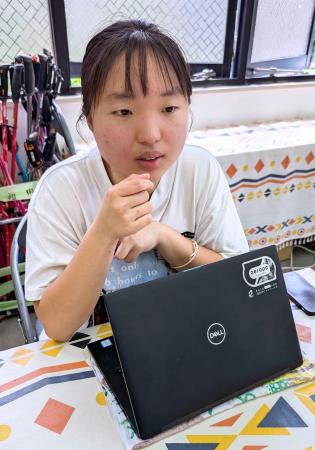 　取材に応じるチューターの加藤美和さん＝５月、東京都新宿区