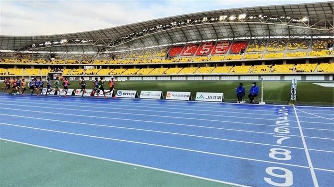 スタートを切る10区の選手たち
