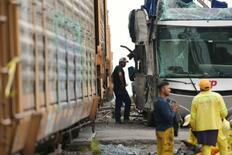 バスと列車が衝突、１０人死亡