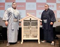 両横綱、パリ公演へ市内で会見