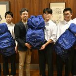 那須雪崩事故遺族、大田原高山岳部にザック寄贈 支援続ける浅井さん夫妻の…