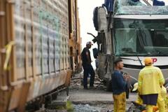 バスと列車が衝突、１０人死亡