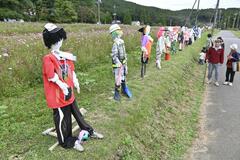 ユニークかかし コスモスと共演