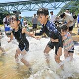 ３連休最終日に“涼”を求めて…　茂木の観光やな、家族連れでにぎわう