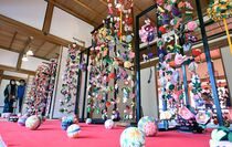 御用邸を華やかに　つるしびな飾り展