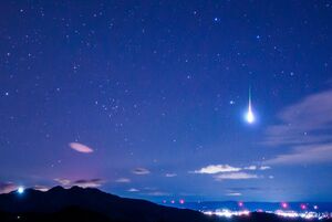 夜空に走る一筋の光　日光で阿久津さん　しし座流星群撮影