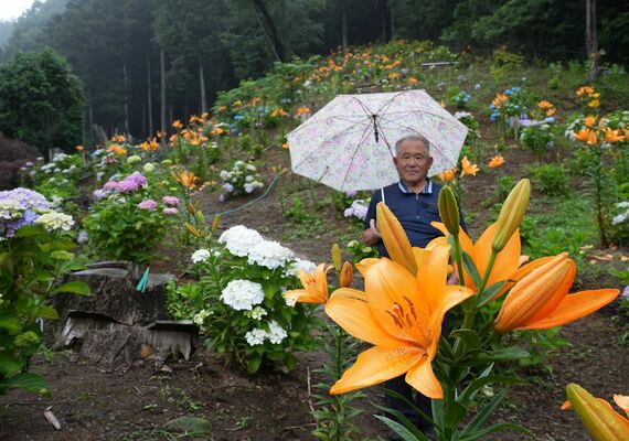放牧場を再整備し、ユリやアジサイを植栽した大阿久さん