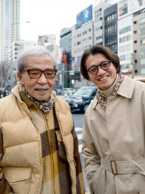 　ファッション業界の重鎮、斎藤久夫さん（左）と、クリエーティブディレクターの坂田真彦さん。首元がおしゃれ