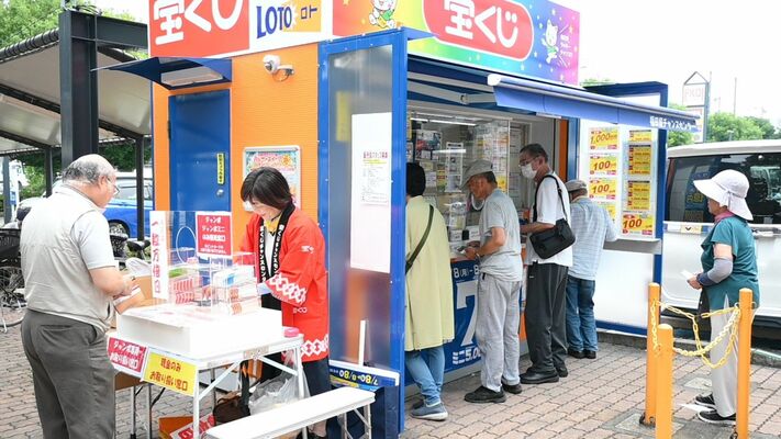発売初日にサマージャンボ宝くじを買い求める人たち＝８日午前、宇都宮市今泉町