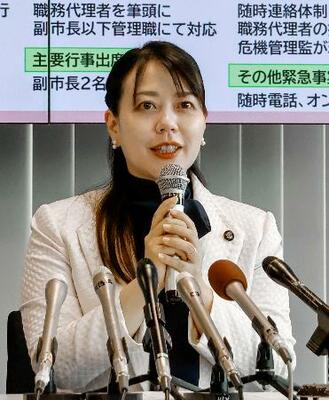 　京都府八幡市役所で約４カ月の産休取得を発表する川田翔子市長＝２６日午後
