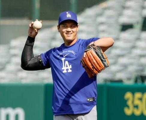 　試合前の練習で笑顔のドジャース・大谷＝アナハイム（共同）