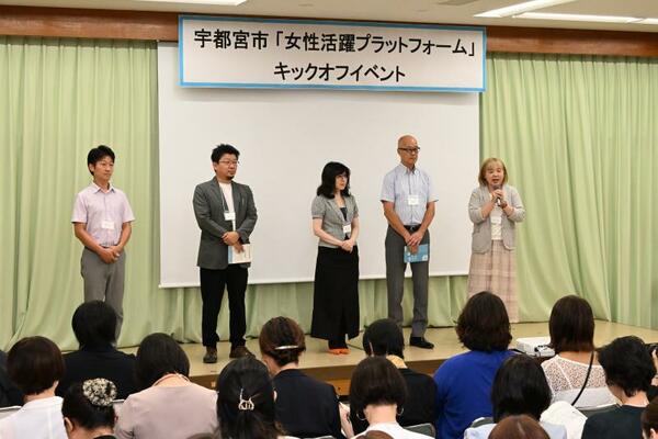 キックオフイベントであいさつする5人の「コミュニティマネージャー」